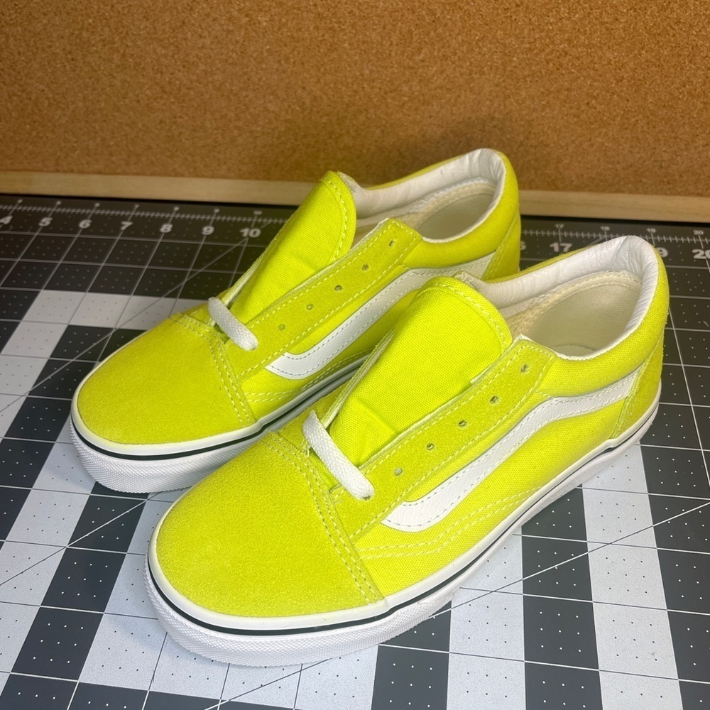 Vans old skool 
Brand new
NWOT
Lemon green - Picture 3 of 8